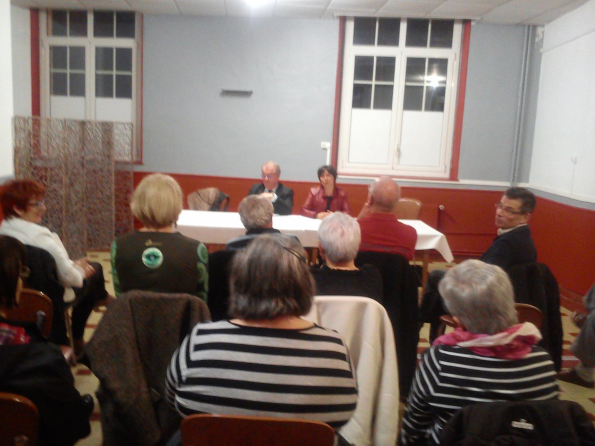Beatrice_Pavy's tweet photo. Les habitants de Ruillé-sur-Loir sont venus nombreux pour soutenir leur maire et les autres candidats @ensembleSarthe http://t.co/owByY4SyqM