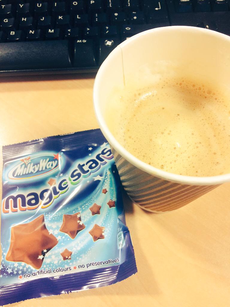 LouisaReadxx's tweet photo. Chocolate for breakfast #friYAY 🍫🍫 http://t.co/4C5gtVUVdV
