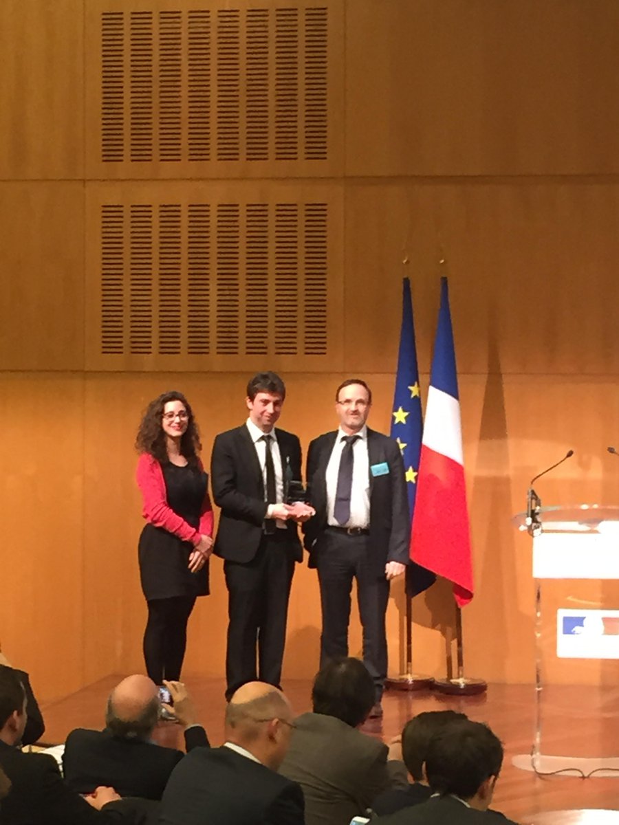 Pole_SCS's tweet image. Félicitations et Bienvenue @famoco_sas qui remporte le prix #polescs #csc15 remis par Jean Claude Nataf, VP pôle SCS