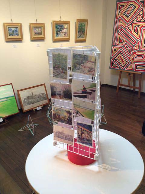 Szk Gallery 事務的な仕事に飽きたのでポストカードラックを工作 １００均 のワイヤーネットを３枚繋げただけだけどバッチリ ポストカードは小型強力磁石でピタッ たまたまあった丸い赤い箱に乗せたらカッコイイ 茅の美展 は募集中ですよー お早めに