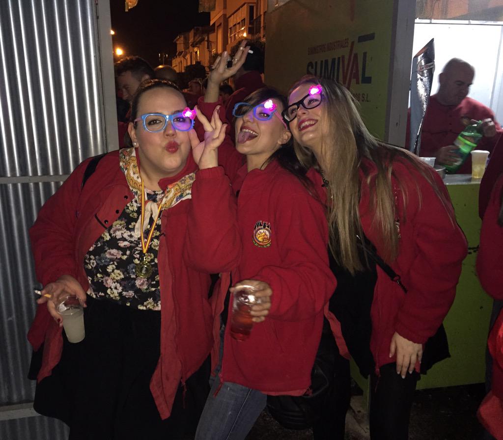 Mireiacd's tweet photo. Que felicidad escuchar la palabra ✔️️iernes☺️,
finde esperado! 
#estemenfalles #falles2015 #findecompletet http://t.co/AVj2TUUp0u