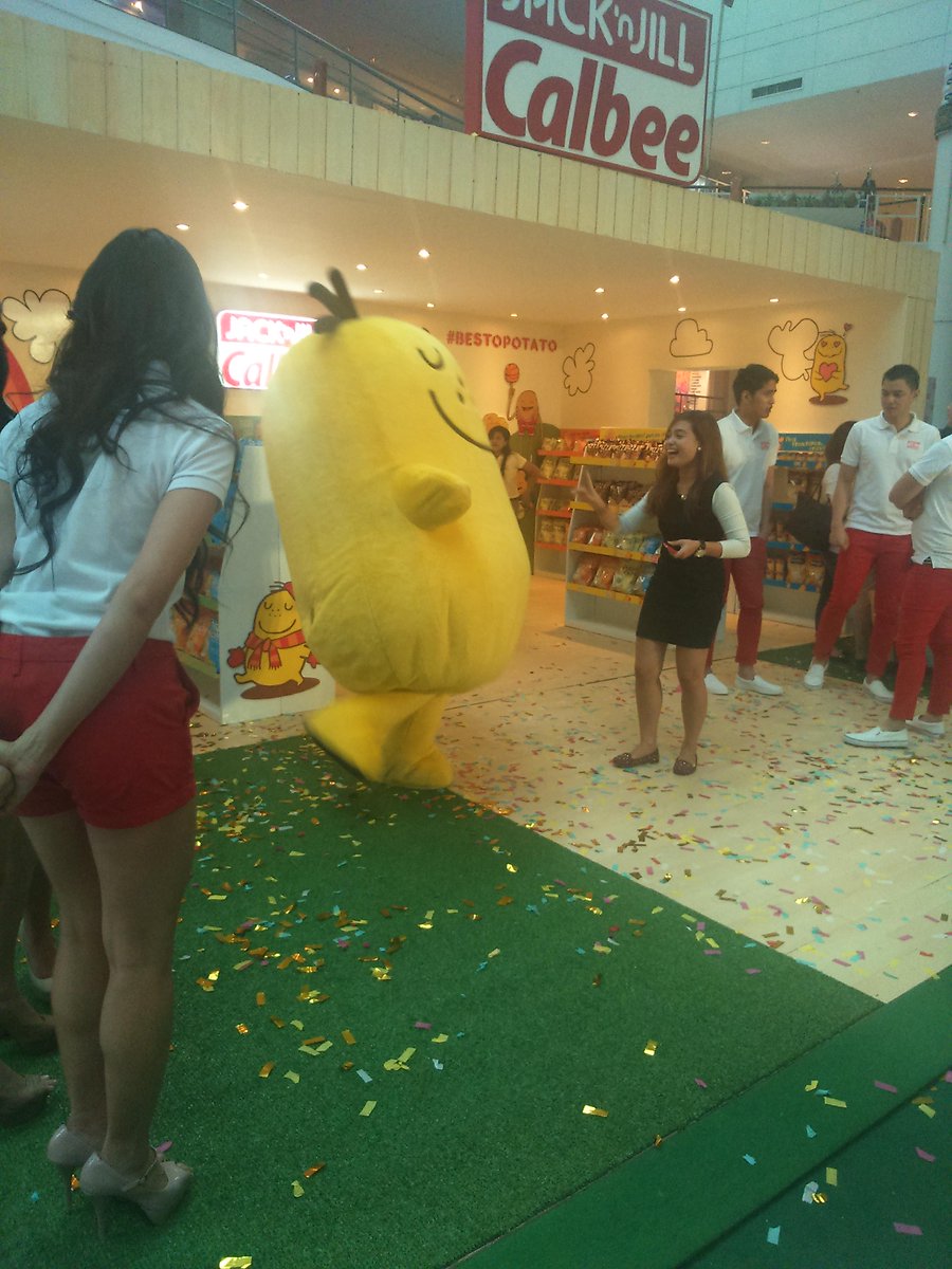 GalosMichelle's tweet photo. Jaga, the #PotatoInTheCity, is working the crowd once again! Cuuuuuute! #JacknJillCalbee #BestoPotato http://t.co/RhwG3b3IjQ