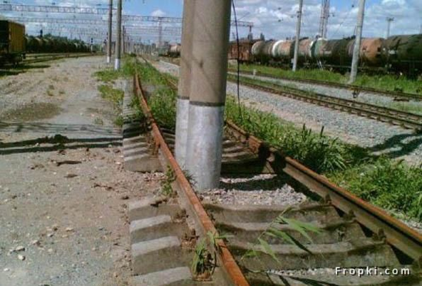 SinghaniaGautam's tweet photo. Taking #TrainRoko very seriously! #InTheMiddleOfNoWhere #ItHappensOnlyInIndia http://t.co/b4nyU7ovS2
