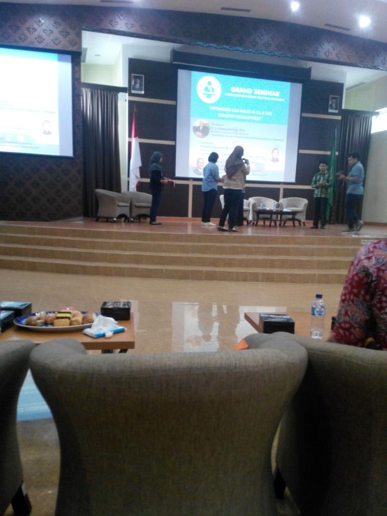 Penyerahan memento kepada Bu Rusalida yang diserahkan oleh Ketua HMGI 2015. #MunasHMGI2015