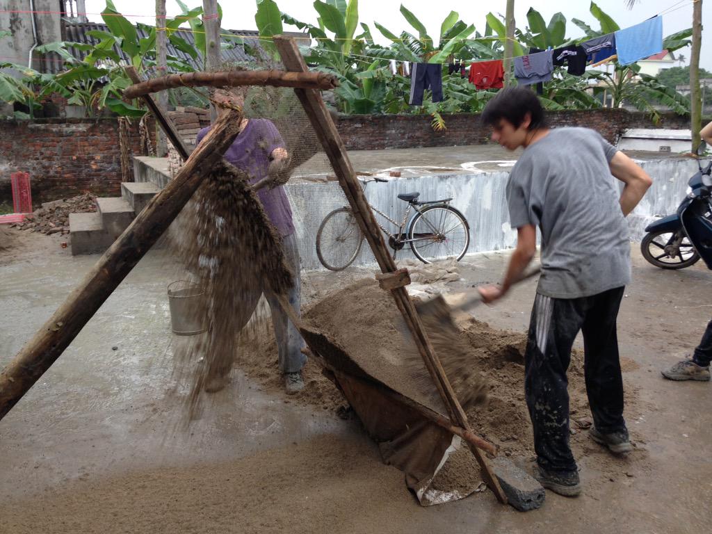 DefiMonde's tweet photo. Vietnam
“@XRochon: DM5 Vietnam: construction en action. @DefiMonde http://t.co/8OD7HQNGIL”