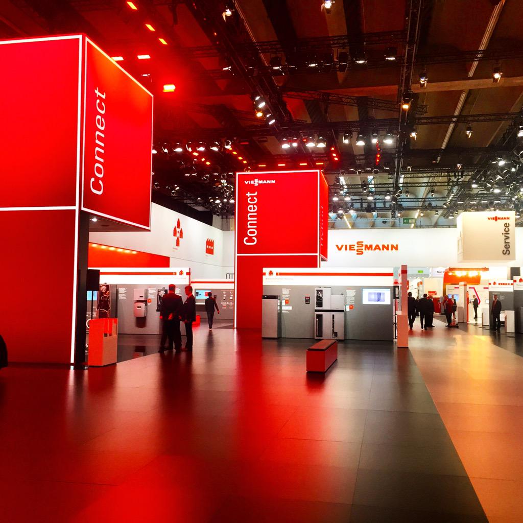 Viessmann's tweet photo. Noch sind die Stände leer, aber gleich geht's los! Wir freuen uns auf den 4. Tag der #ISH2015! 😊 #ISH15 http://t.co/Xl6uEndtIn
