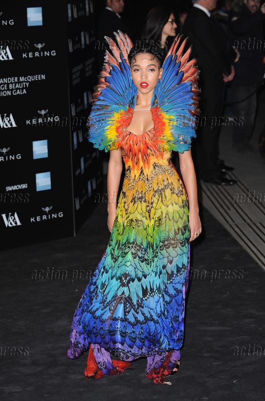 Look of the Day: <a href="/FKAtwigs/">FKA twigs</a> @WorldMcQueen -Savage Beauty Fashion Benefiz-Dinner
runway64.de/?p=15360
#fashion