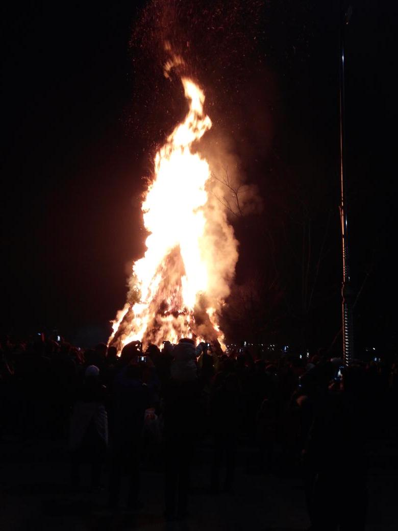 지난 2월28일 토요일에 있었던 오산시 2015.정월대보름큰잔치에 다양한 행사중 달집태우기 모습입니다. 대단한 광경이였구요 시민들께서 각자 소원을 비는 모습이 생생합니다.