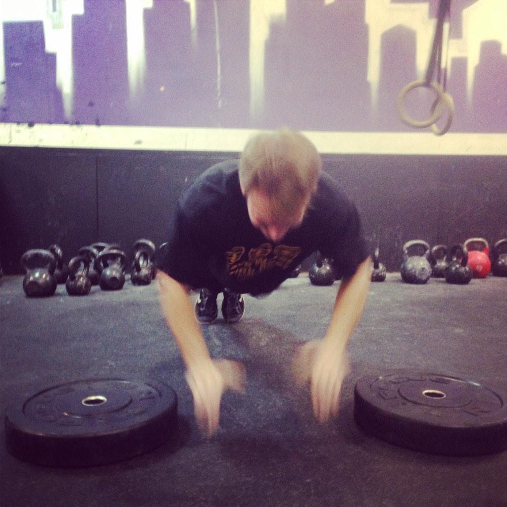 CrossFitTheTaj's tweet photo. What do you do in your free time? #gainzzz #crossfitthetaj #crossfit #pushups http://t.co/jZyL8mL3aU