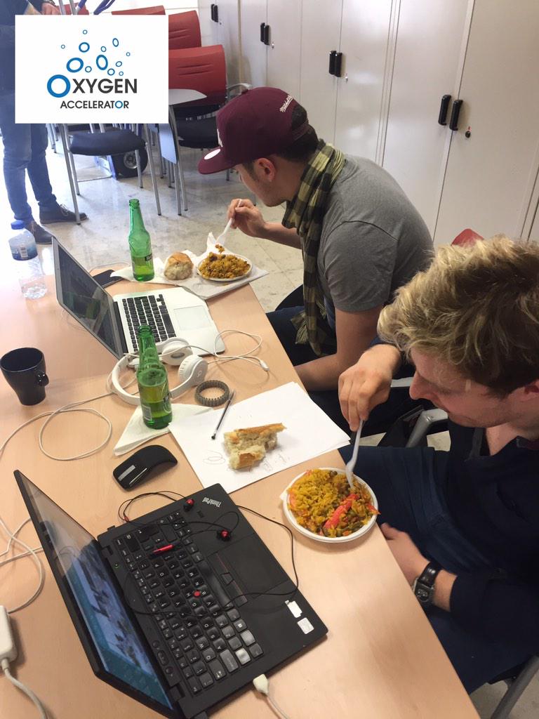TFOxygen's tweet photo. La hora de la #paella dominguera en #TFOxygen con @AnthonyWCatt y Rory http://t.co/maJnIbMg2V
