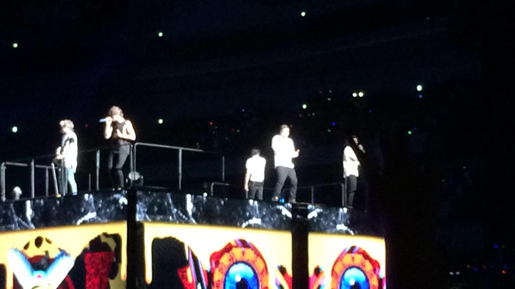 Dirsmiler's tweet photo. 初めて人をみて涙を流した
ありがとう1D😂💭💕

1年間、がんばったかいがあったよ http://t.co/H7yOf67KDr