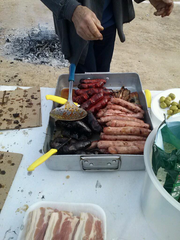 Av_JosepPau's tweet photo. #Paelles2015 començant el dia amb forçes #Viulesfalles #Jotapaueros http://t.co/nVqSpGU6SC