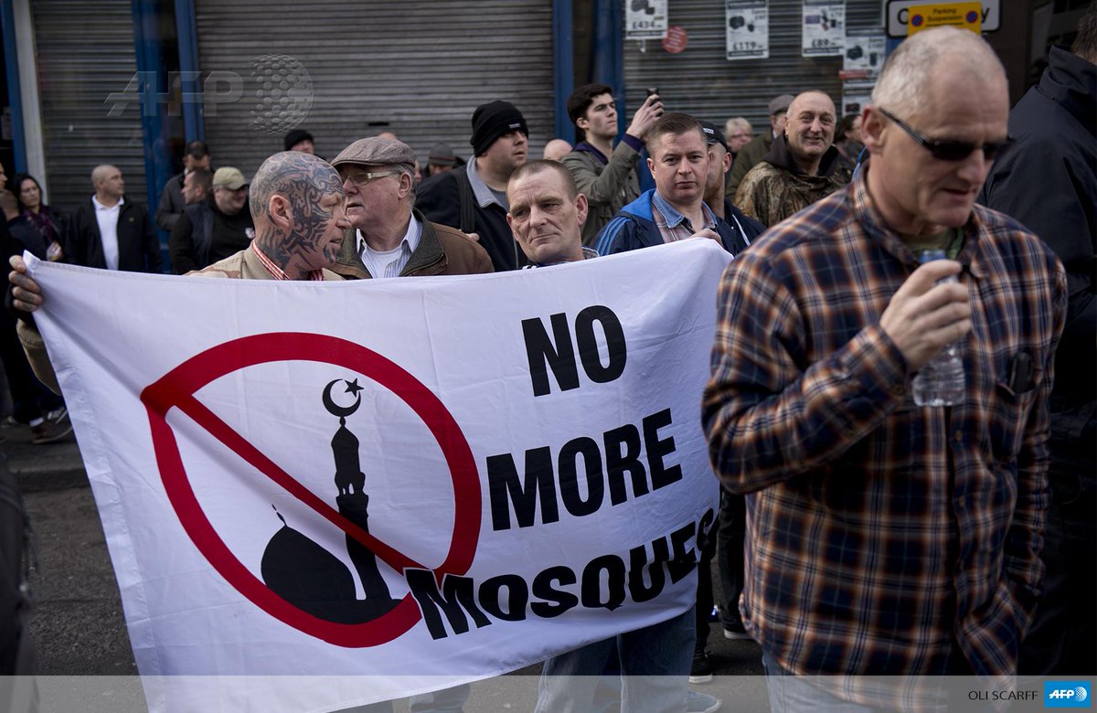 afpfr's tweet photo. Royaume-Uni: rassemblement islamophobe de Pegida hier, 5x plus de contre-manifestants http://t.co/CG9OIngMou #AFP http://t.co/L4GMzWu26P