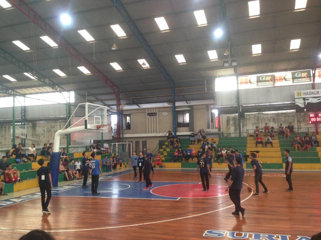 atmosphere_2015's tweet photo. Haii guys saat ini sdg ada three point contest lo di suria arena.. Ayoo buruan kesinii 😊 #finalSBC #atmosphere2015 http://t.co/Ax70dZGiNj