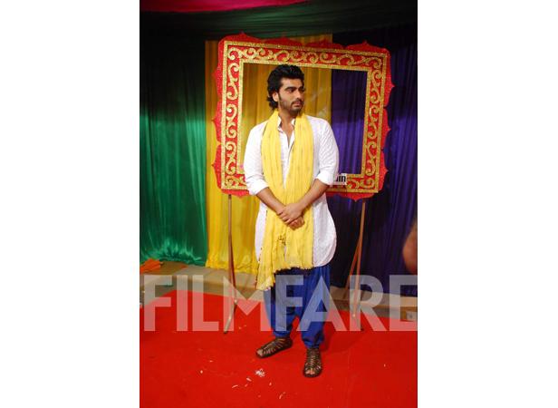 Team_Arjun's tweet photo. [PIC]s @arjunk26 at @LifeOKTV's Holi Event 😄😍 http://t.co/HlZxhT66DH