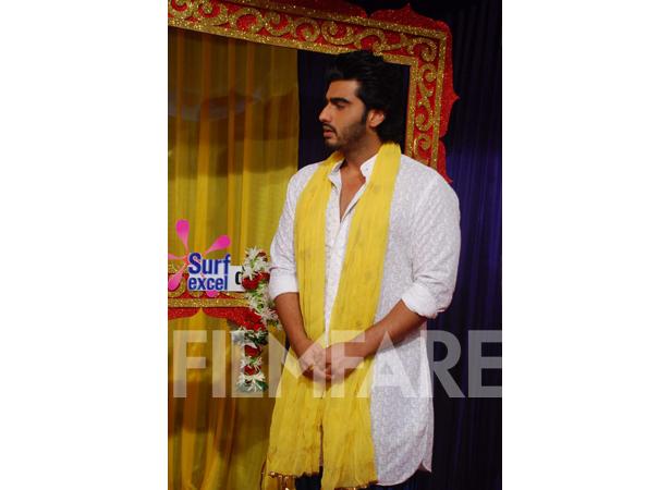 Team_Arjun's tweet photo. [PIC]s @arjunk26 at @LifeOKTV's Holi Event 😄😍 http://t.co/HlZxhT66DH
