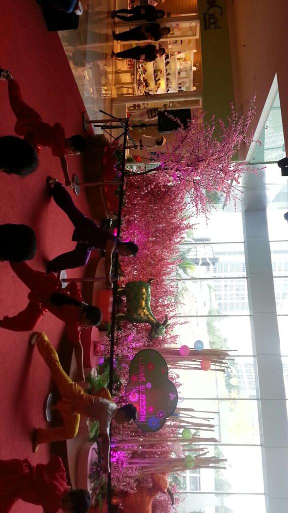 triplenine_'s tweet photo. Wushu, Ilmu beladiri chinese ini lagi di tampilin anak2 loh di @GrandIndo mall! Ayo saksikan ke hebatan merekaa😄 http://t.co/Q9su2UQRM9
