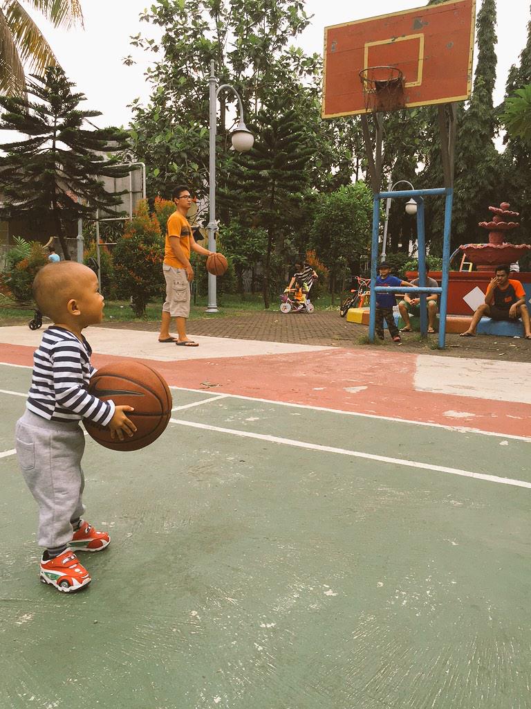 kevinteritorial's tweet photo. Let's play some ball boy... http://t.co/27pKNEcZsA
