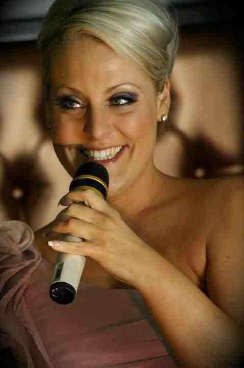DyverseEventsCo's tweet photo. The gorgeous @Amy_xx_VOCALIST is with us today. So come and see her perform and have a chat! http://t.co/dprAmTb76U