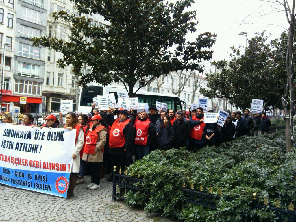 Koç Holdin Divan işletmelerinden sendika üyesi oldukları için  işten atılan işçiler Divan Oteli önüne yürüyor