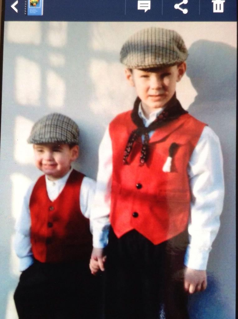 DebbieMiles66's tweet photo. Dyed Gwyl Dewi hap us bios! #myboys http://t.co/1JpZ0r8raT