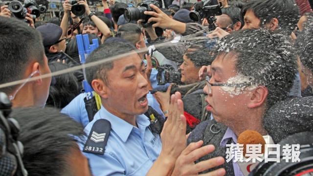 csdkktam's tweet photo. @Independent @guardian @Reuters @AP
#hongkongprotests #HK #HongKong  
1/3 Yuen Long ATV reporter attacked by 'police' http://t.co/1aV6VfwMdz