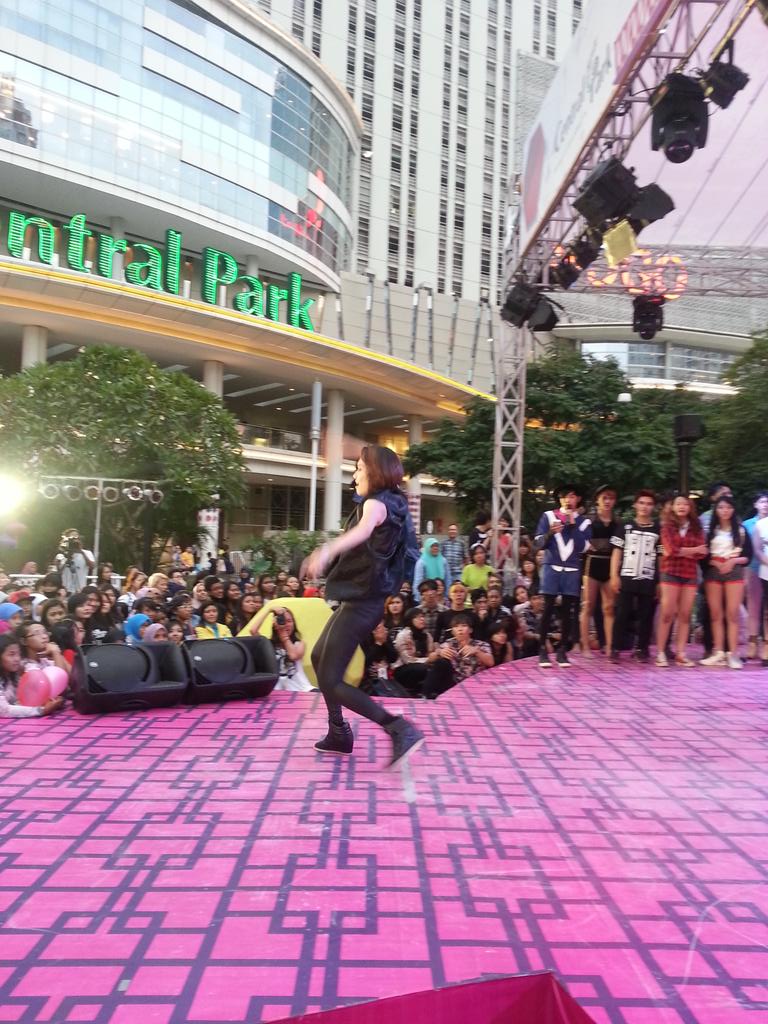 DreamersRadioID's tweet image. Battle dance Cover dance &apos;Best of the best&apos; PLAYCREW VS WADDUP #SamsungDF2015 #comMEnity