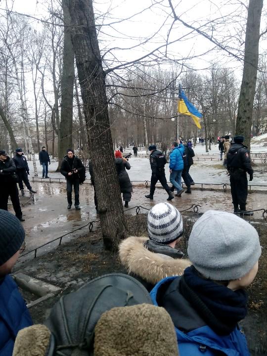 У Санкт-Петербурзі за український прапор затримано учасника траурної ходи по Нємцову