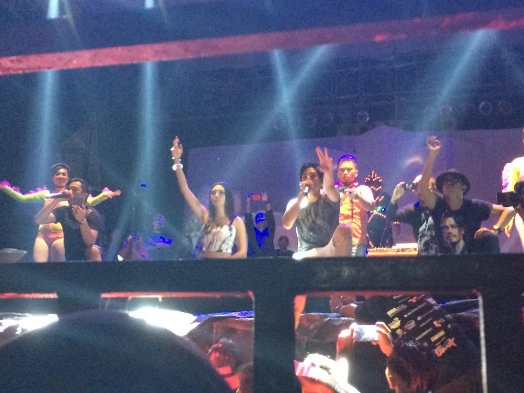 RapperChiBii's tweet image. @AlKohler7 @alexa_key 💜💜💜🎉🎉 in Balikpapan last night🌷