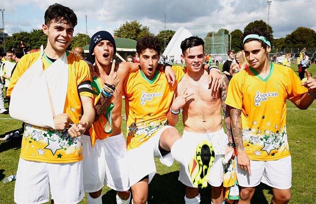SoccerSix's tweet photo. Welcome back to London! @janoskians @James_Yammouni @BrooksBeau @JaiBrooks1 @luke_brooks @danielsahyounie ☺️⚽️ http://t.co/byIlNfraRS