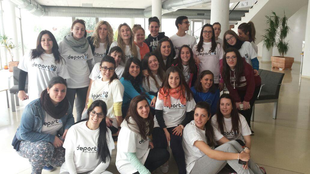 DEPORTAE's tweet photo. Entre tanto trabajar, nuestras chicas de #Jaén aprovechan para hacerse fotos. Bonitas camisetas #micursodeportae http://t.co/uKAQRrM2eA