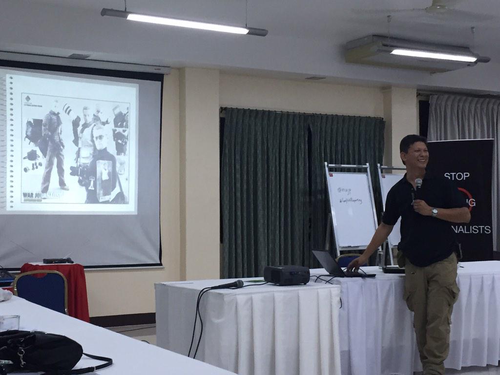 Lingao shows war reporter toys.He said some journos complete in full gear but lack knowledge for #ConflictReporting