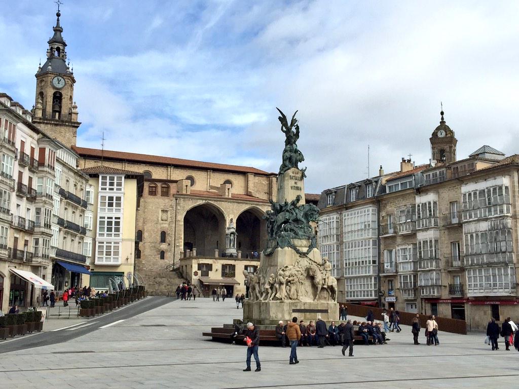 BatallaVitoria's tweet photo. Domingos apacibles con el monumento más importante de la ciudad, que nos recuerda aquella victoria sobre Napoleón. http://t.co/6Cp1ZkUffJ