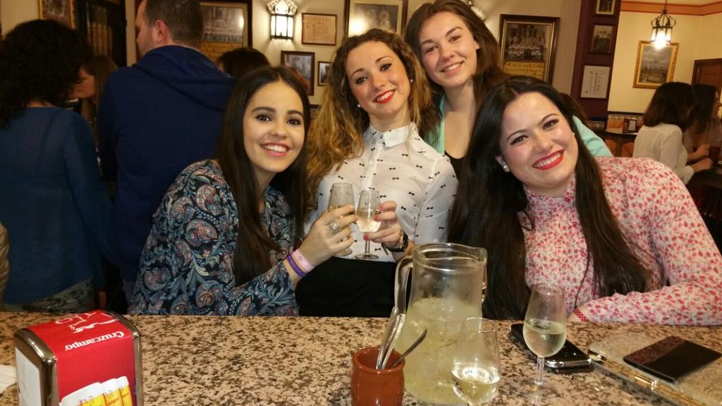 albaa_lb's tweet photo. Magnífica noche, ya tocaba! #REBUJITOBUENO #CUARTELILLOS 🌟🎉🎺🎶🍸 http://t.co/Vl8U6y4wan