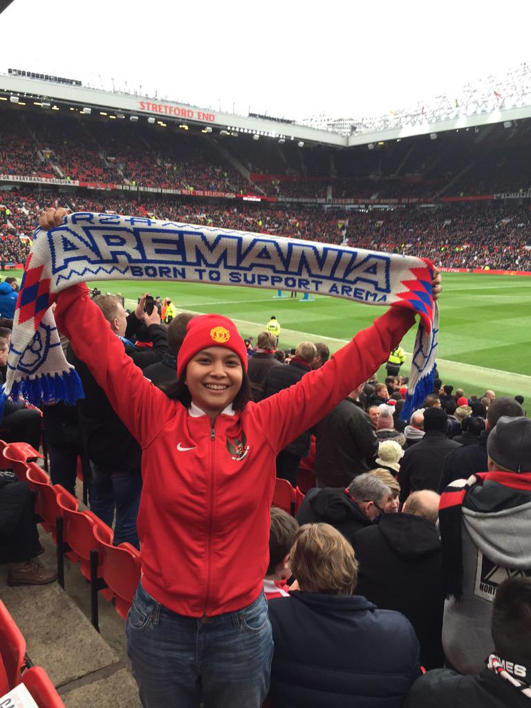 Dapet kiriman foto, arek iki biasane penekan di Stadion Gajayana ae saiki nggaya ke Old Trafford, bapaknya ga diajak