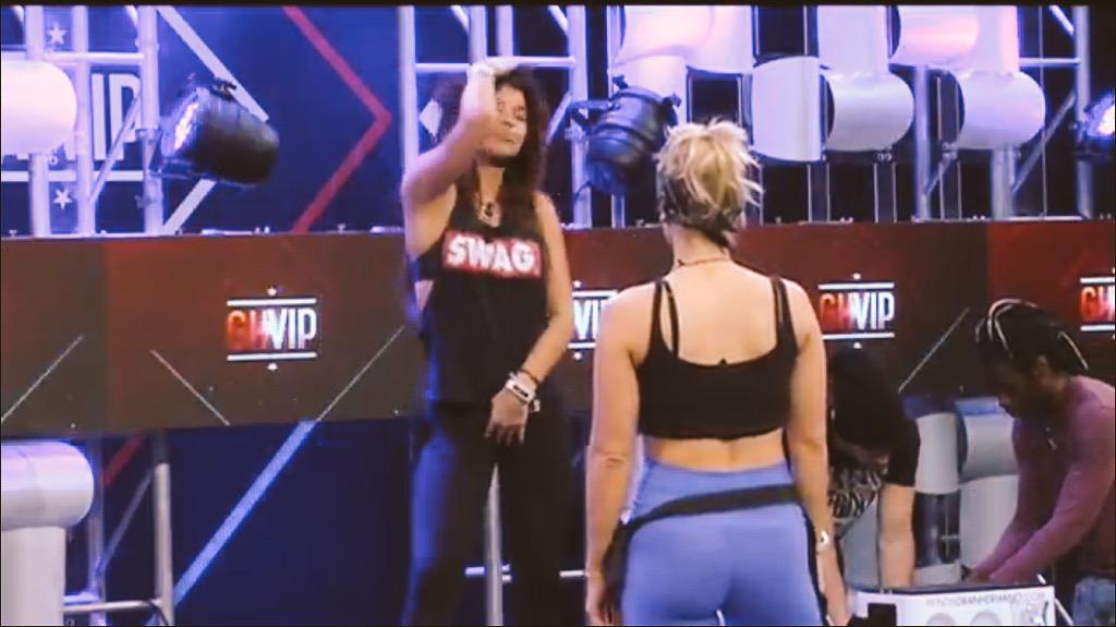 TodosconChari's tweet photo. Ylenia picada porque Chari y Santy bailan a los chicos. Chary y Santy son nuestras ganadoras #TeamChirlas #VIPYlenia http://t.co/0KFHOtomVi