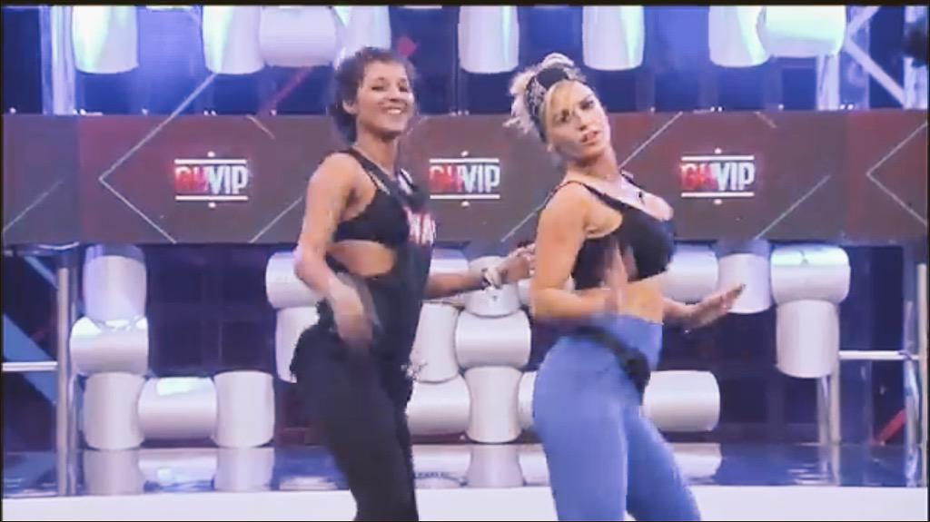 TodosconChari's tweet photo. Ylenia picada porque Chari y Santy bailan a los chicos. Chary y Santy son nuestras ganadoras #TeamChirlas #VIPYlenia http://t.co/0KFHOtomVi