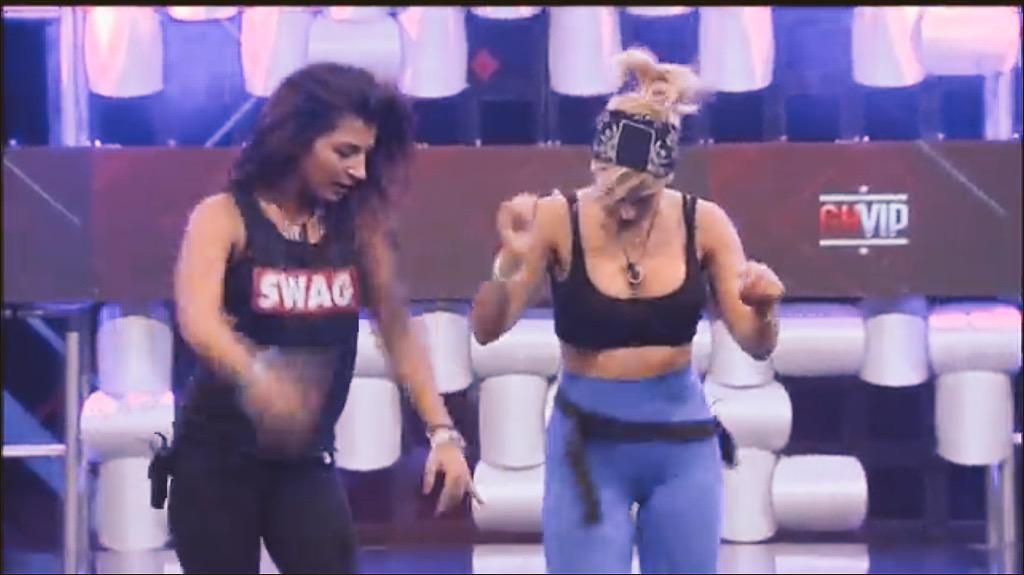 TodosconChari's tweet photo. Ylenia picada porque Chari y Santy bailan a los chicos. Chary y Santy son nuestras ganadoras #TeamChirlas #VIPYlenia http://t.co/0KFHOtomVi