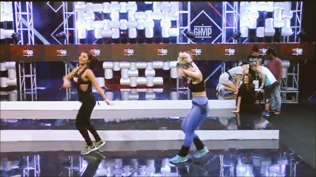 TodosconChari's tweet photo. Ylenia picada porque Chari y Santy bailan a los chicos. Chary y Santy son nuestras ganadoras #TeamChirlas #VIPYlenia http://t.co/0KFHOtomVi