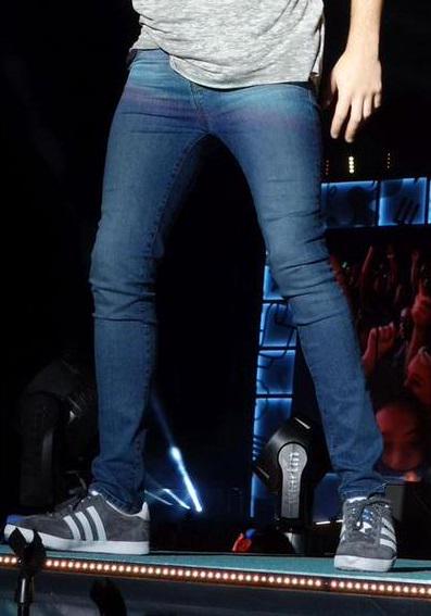 appreciationjh's tweet photo. NIALL'S LEGS APPRECIATION TWEET http://t.co/bVBQXhlla3