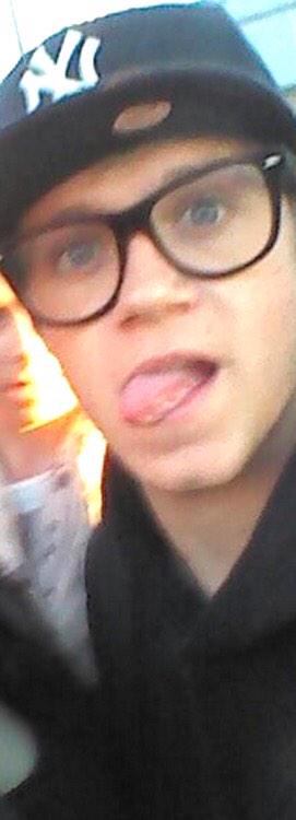 appreciationjh's tweet photo. NIALL'S TONGUE APPRECIATION TWEET http://t.co/padDefy3yL