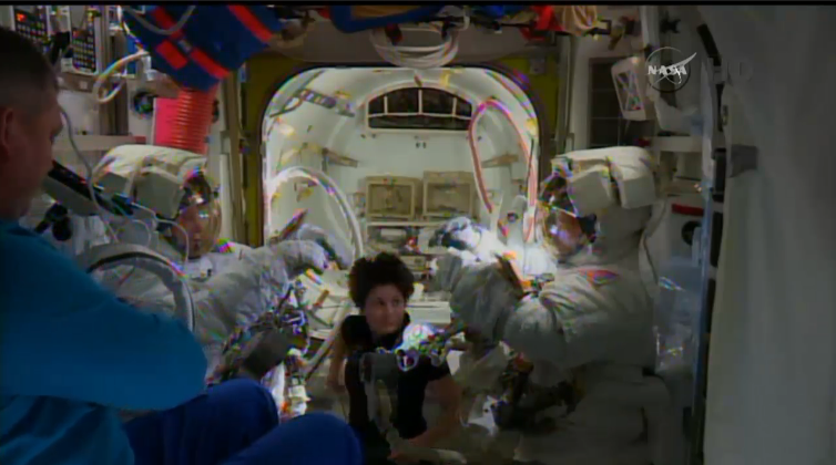 genejm29's tweet photo. #NASA #ISS #EVA31 - Again Virts reporting same water issue reported after #EVA30 no crew safety issue. http://t.co/0WTL2hDRGF