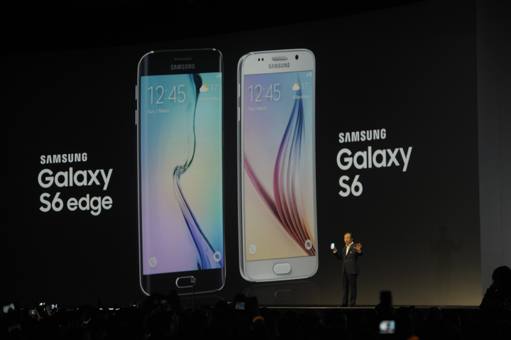 Gadgets360's tweet photo. The Samsung Galaxy S6 and Galaxy S6 Edge feature 5.1-inch QHD 577ppi Super-AMOLED displays #TheNextGalaxy http://t.co/kiGIsCdAYn