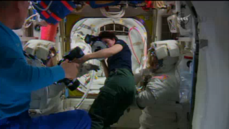 Rainmaker1973's tweet photo. #EVA31 @AstroSamantha taking pictures to the suits http://t.co/THr8fNcruS