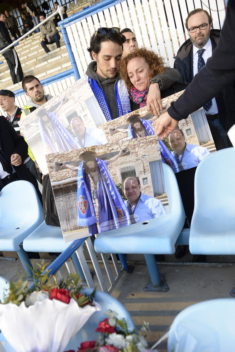 RealZaragoza's tweet photo. Un ramo de flores recuerda al fallecido Luis Esteban en su localidad en La Romareda @FPRealZaragoza http://t.co/7LjFzKM4Zz