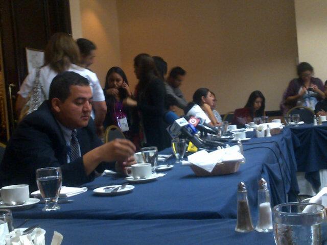 CadenaCuscatlan's tweet photo. Prensa a la espera del candidato por la alcaldía de san salvador @nayibbukele  quien brindara una conferencia. http://t.co/cpyzh871il