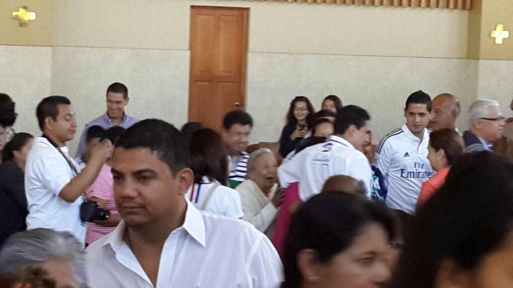PatricMorl's tweet photo. Mi futuro alcalde en misa @rdaubuisson http://t.co/dmBDsgYjWL