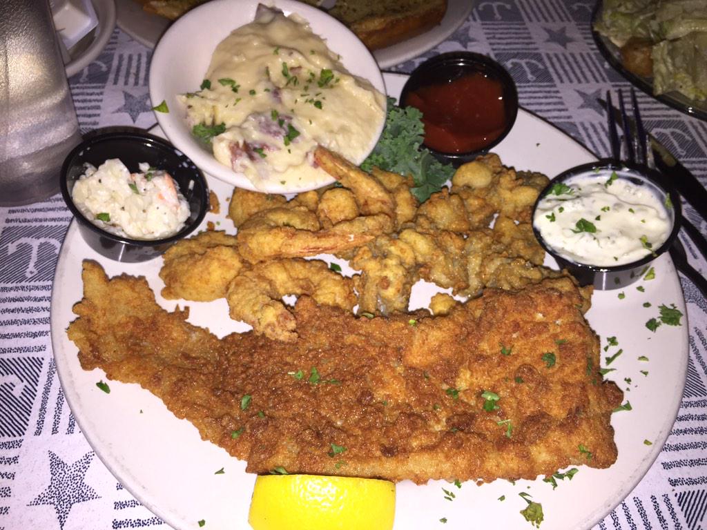 CityGirlCece's tweet photo. Gr8 dinner at @DeckHouseCBNC . 👍 4 the fried seafood combo w #flounder, #oysters &amp; #shrimp.#Delicious #CityGirlCece http://t.co/kpCUNJQ2z8