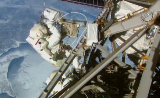 NASA_ebooks's tweet photo. Keeping an aurora spanning over Canada while AstroTerry &amp; #AstroButch work on Space_Station #spacewalk https://t.co/zRokA3DOmb
