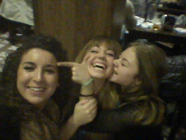 Albada9's tweet photo. Si íbamos a salir de tranquis... Como no... 🍻🍻🍻 @94MariaElena @klaudicando 😍❤😋😊 http://t.co/1gPqVzKHq3